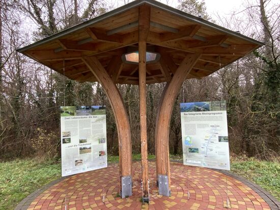 Ein hochwertiger Unterstand mit Informtionsschildern.