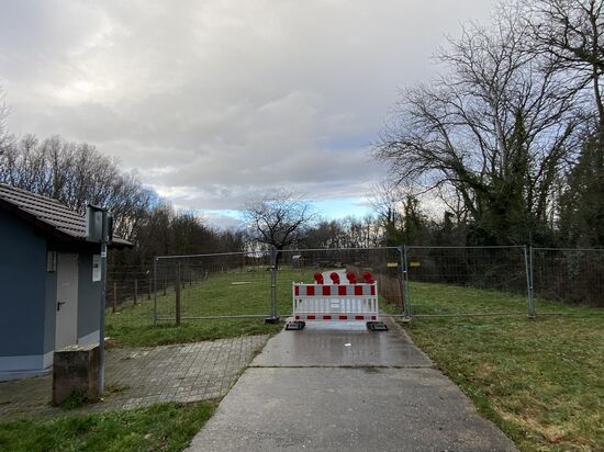 Unschöne Sperrung des internationalen Fernradweges in Neuenburg am Rhein.