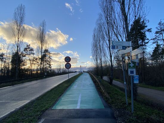 Streckenweise neue Fahrradinfrastruktur mit flächendeckender Färbung und Fahrradpiktogrammen.