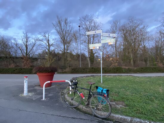 Kurz vor dem Zentrum Breisachs: 1.015 Kilometer bis zur Rheinmündung und 495 bis zur Rheinquelle.