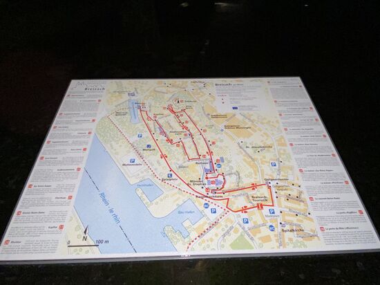 Aufgrund des frühen Sonnenuntergangs erkunde ich die historisch bedeutsame attraktive Stadt Breisach in der Dunkelheit.