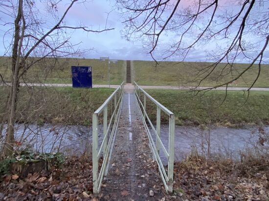 Ein schmaler Steg, der mit einer Satteltasche noch gerade so "befahrbar" ist.