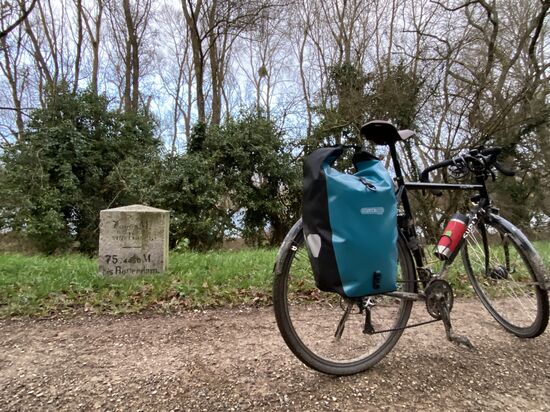 Ein historischer Grenzstein. Das erste Mal lese ich auf dem Weg "Rotterdam".
