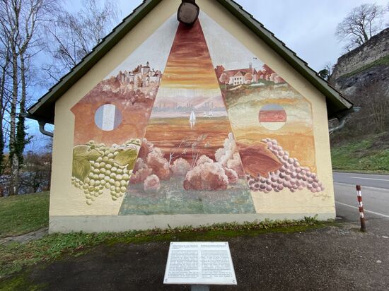 Ein schönes Wandgemälde oder Mural am Zollhäusle, das mich an Bogotá und Medellín erinnert. Es wurde von einem einheimischen Künstler namens Alberto erschaffen und stellt die grenzüberschreitende freundschaftliche Beziehung Deutschlands und Frankreichs dar.