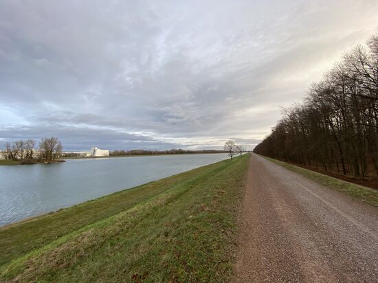 Eine perfekte Piste auf dem Damm um ein paar Kilometer in Windeseile zurückzulegen.