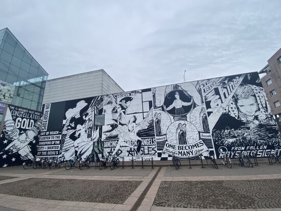 Ein schwarz-weiß Mural in der französischen Stadt mit dem offiziellen Sitz des Europäischen Parlamentes.