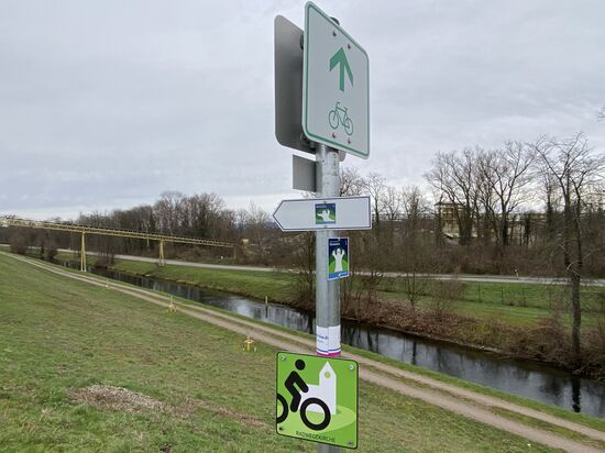 Hier gibt es nicht nur die Wegweiser für einen der 32 Ortenauer Sagenrundwege mit dem Namen "Dreimarker" sondern auch einen Hinweis auf die Radwegekirche "Dreifaltigkeitskirche Diersheim". Tatsächlich fahre ich auf diesem Abschnitt neben dem EuroVelo 15 - Rheinradweg auf dem Paneuropa-Radweg, den ich bereits von Nürnberg bis zum östlichen Ende in Prag und von Nürnberg bis nach Straßburg erkunden durfte.