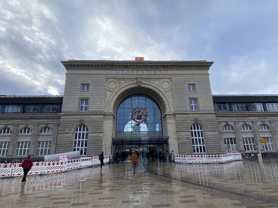 Der Mannheimer Hauptbahnhof mit dem neu gestalteten Vorplatz genau zur richtigen Zeit - die Rampe für den barrierefreien Zugang zum Gleis finde ich auch alsbald.
