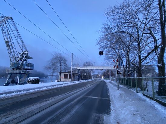 Die ersten Meter sind auf den teils sehr glatten Straßen mit festgefrorenen Schneeresten eine Herausforderung. Ich habe sie dennoch angenommen.