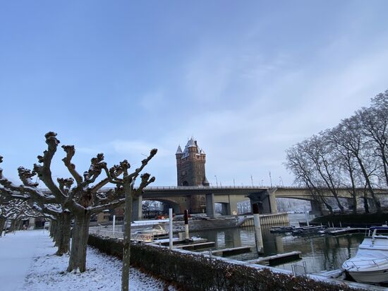 Endlich erreiche ich den Nibelungenturm in Worms. Ich kann allerdings aufgrund der geringen Durchschnittsgeschwindigkeit und der Kälte nicht lange verweilen.