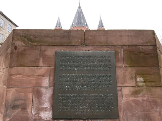 Die dreisprachige Informationstafel mit Hinweis auf die Fußgängerzone Höfchen Markt und Liebfrauenplatz, die aus Anlass des 1.000-jährigen Domjubiläums geschaffen und der Öffentlichkeit übergeben wurde.