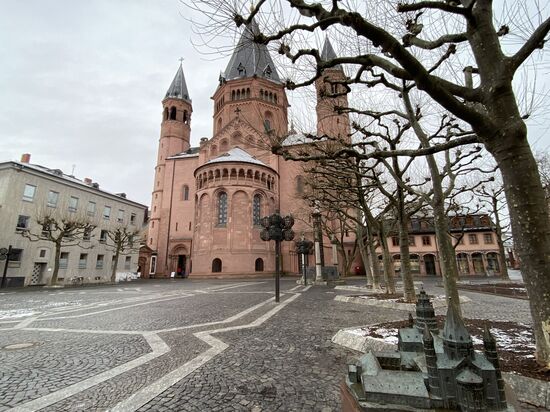 Der Hohe Dom St. Martin mit dem maßstabsgetreuen Bronzemodell des deutschen Bildhauers Egbert Broerken.