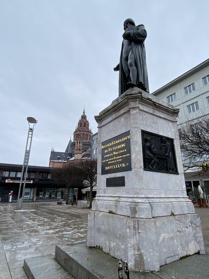 Das sanierte Gutenberg-Denkmal von Bertel Thorvaldsen (ursprünglich aus dem Jahr 1837) auf dem Gutenbergplatz gegenüber des Staatstheaters unmittelbar am 50. Breitengrad.