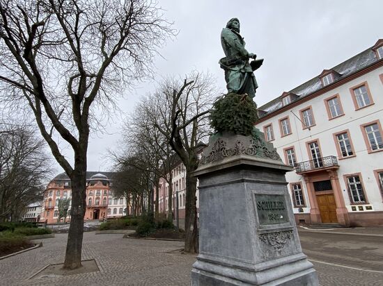 Das Schillerdenkmal auf dem Schillerplatz. So wie dieser Mensch verbringe ich eine Nacht in der Landeshauptstadt.