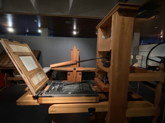 Facettenreiche Eindrücke im Gutenberg-Museum über die Ursprünge und die Geschichte des Buches.