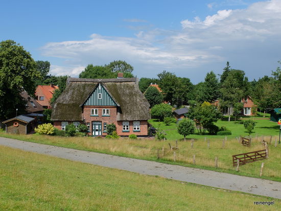 Dörfliche Idylle hinterm Elbdeich bei Brokdorf.
