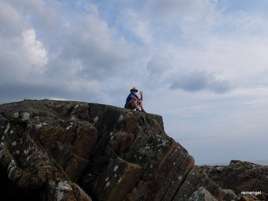 Schöne Aussicht aufs Wasser von den riesigen Schärenfelsen in der Nähe von Halmstad.