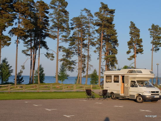 Einsamer leerer Park-/Stellplatz vorm See.