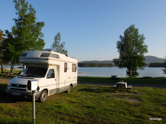 Ausnahmsweise auf einem toll gelegenen Campingplatz am Siljansee bei Mora. Zielort des jährlich stattfindenden 90 km langen Langlaufwettbewerbs = Wasalauf. Neben dem uralten roten Glockenturm befindet sich ein Denkmal und der überbaute Zieleinlauf.