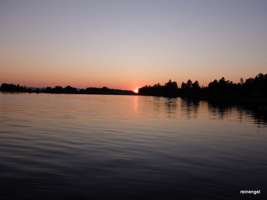 Kitschiger Sonnenuntergang, aber richtig dunkel wird jetzt nicht mehr. Für verweichlichte Mitteleuropäer noch ein bisschen zu kalt zum Baden.