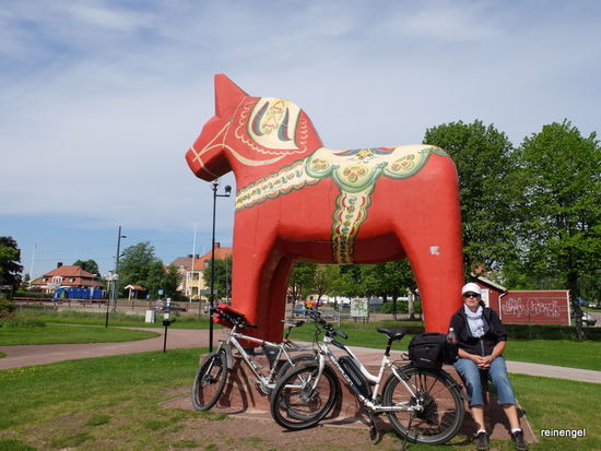 Heute zum Entspannen mal mit den Bikes unterwegs. Hier gibts schöne Wege rund um den See. Pause am berühmten Darlarna Pferd, Wahrzeichen der Gegend. Vorbereitung zum steilen Anstieg auf den Gesundaberget, dem Hausberg Moras mit Skiliften und steilen Abfahrten. Schneereste da oben zeugen von der letzten Skisaison, die scheinbar noch nicht lange vorbei ist.