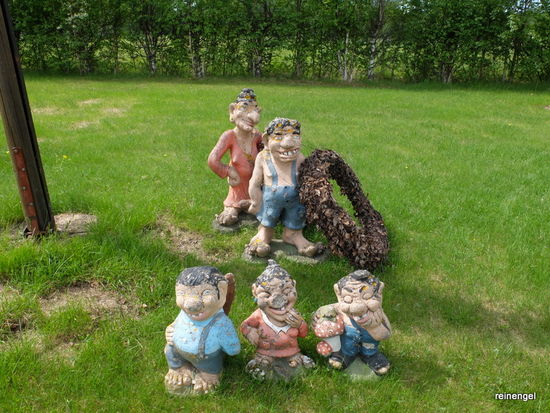 Skurile Gestalten in Seenähe; sollen wohl die Seegeister und neugierige Urlauber erschrecken.