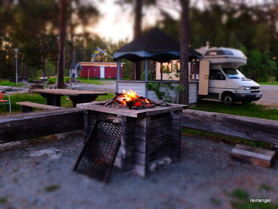 Komfortabler Stellplatz an kleinem noch im Winterschlaf liegenden Hafen von Sunne am Storsjön, ein paar Kilometer vor Östersund.