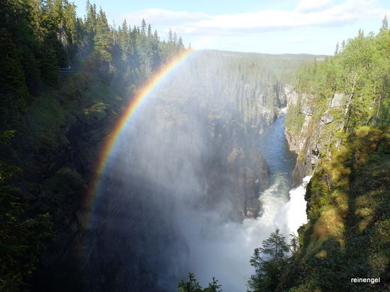 Hinter Strömsund gehts in schwedische Hinter-Hinterland Richtung norwegische Grenze auf dem Vildmarksvägen. Bei Gäddede gibts eine 25 km lange Schotterpiste, und wenn Auto und Passagiere es aushalten, trifft man am Ende der Strecke auf den spektakulären Hällingsåfallet inclusive Regenbogen. Das Wasser fällt 43 m tief in den größten Canyon Nordeuropas mit 800 m Länge und 60 m Breite. Sehr beeindruckend!