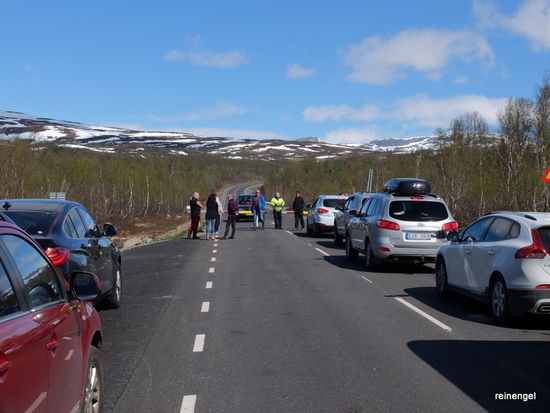 Heute Samstag Passöffnung, aber erst Punkt 12 Uhr! Deshalb riesige Staus  vorm Schlagbaum.