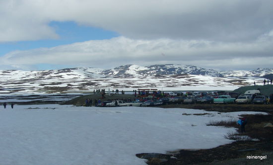 Kurz hinter dem Stekenjokk auf ca. 900 m gibt ein großes Pass-Eröffnungsfest. Mit liebevoll rausgeputzten meist amerikanischen Oldtimern feiern stolze Schweden gerne ihre Feste, wie wir auch später immer wieder feststellen werden. Heute Samstag gibts hier oben keinen schneefreien Parkplatz mehr.