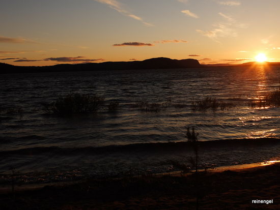 Sonnenfastuntergang am Vindelälven. Sieht aus wie ein See, ist aber ein wasserreicher Fluss.