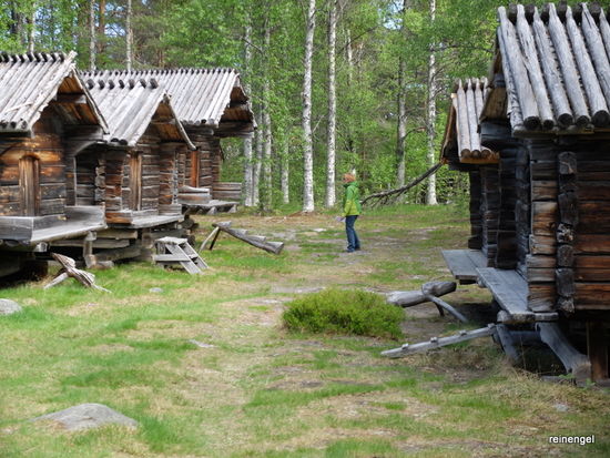 Arvidsjaur ist die erste größere Siedlung, die wir seit langem ansteuern. Hier besuchen wir die Lappstaden (Samenstadt), die mitten im Stadtzentrum gelegen ist. Sie besteht aus etwa 80 gut erhaltenen Holzhäusern aus dem 17. Jahrhundert. Hier wohnten die Samen, wenn sie von weit her anreisten, um ihrer Kirchenpflicht nachzukommen, welche verlangte, jedes Jahr eine bestimmte Anzahl von Gottesdiensten zu besuchen. Einmal jährlich, am letzten Augustwochenende, werden die Gebäude auch heute noch genutzt, wenn hier der Große Versammlungstag abgehalten wird. (Quelle: https://de.wikipedia.org/wiki/Arvidsjaur)