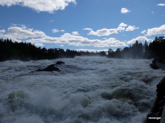 Die gewaltigen Wassermassen des Piteälven schießen mit einem Höllenrauschen direkt an dir vorbei, unglaublich!
