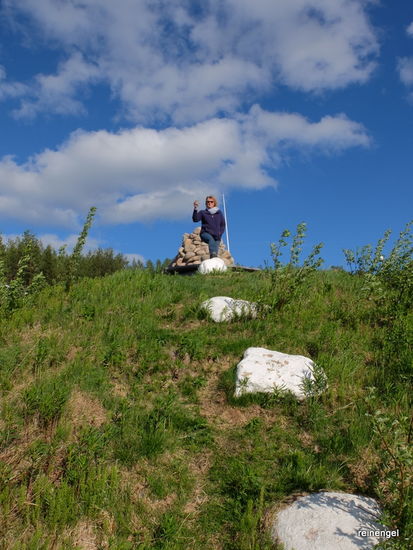 Es ist soweit! Polarkreistaufe mit einem Gläschen Sekt kurz vor Jokkmokk. Weiß lackierte Steine und ein Geröllhaufen markieren die magische Linie.