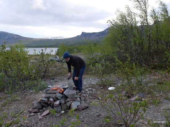 Am Ende der fahrbaren Piste fast schon auf norwegischen Staatsgebiet ein Nachtlager mit Grillen am offenen Feuer. Im Hntergrund Akkajaurestausee.
Berge im Rücken des Fotografen erreichen hier eine Höhe von über 1800 m.