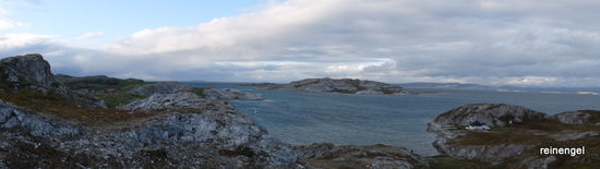 Ein wunderschöner Stellplatz überm Trollholmen und man glaubt, schon das Kapp zu sehen. Die Regenwolken haben sich verzupft.