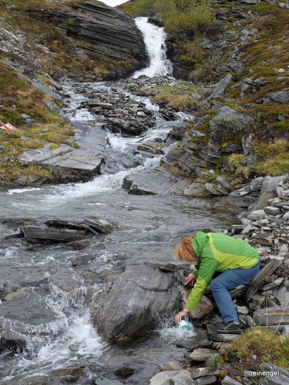 Kostenlos Frischwasser tanken ist in Norwegen oft auf diese Weise möglich. Schmeckt erfrischend und ist hervorragender Grundstoff für Kaffee und Tee.