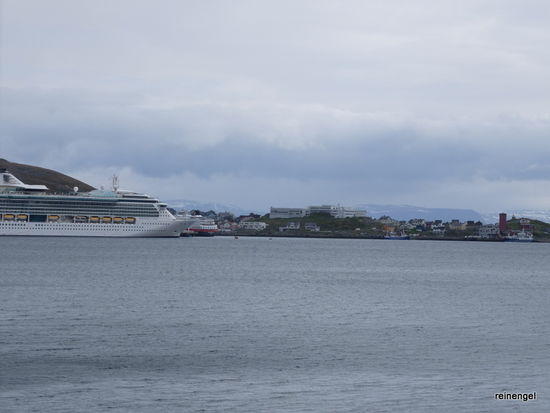 Nachdem wir aus den Tiefen des Nordkapptunnels auf Magerøy wieder aufgetaucht sind, wirken die im gegenüberliegenden Hafen von Honningsvåg liegenden Kreuzfahr- und Hurtigroutenschiffe wie riesige Fremdkörper auf uns.