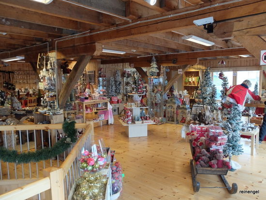 Weihnachten das ganze Jahr im Obergeschoss des riesigen Souvenirladens von Honningsvåg.
