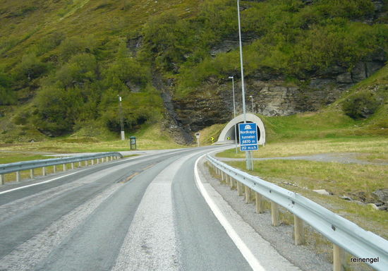 Da drin sind keine 212 Kühe, es geht tatsächlich über 200 m tief und dann wieder hoch auf die Nordkapp-Insel Magerøy .