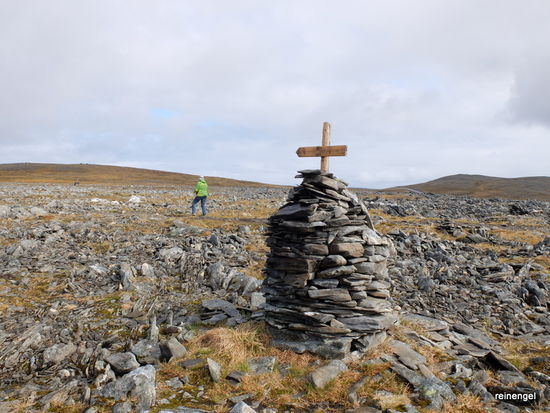 Kein Friedhof, sondern die typischen windfesten Wegweiser. Am zweiten Kapptag wandern wir auf der Insel Richtung Knivskjellodden, welcher wirklich den nördlichsten Punkt der Insel darstellt. Man hat uns aber abgeraten, heute dorthin zu gehen, da sich das Wetter deutlich verschlechtern soll. Natürlich halten wir uns daran und erkunden nur die nähere Umgebung in dieser bizarren Mondlandschaft.