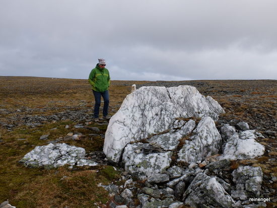 Der Schneerest aus der Ferne entpuppt sich beim Näherkommen als weißer Felsbrocken. Wo der herkommt?