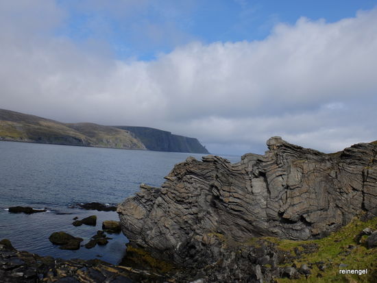 Am selben Tag Wanderung ab dem schönen Fischerdörfchen Skarsvåg. Im Hintergrund der bizarr geformten Felsen erkennt man das Nordkapp.