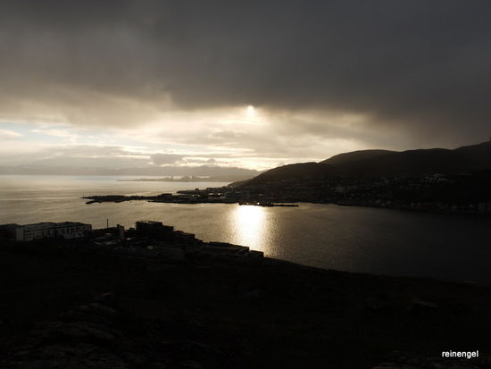 Das ganze bei zuziehender Mitternachtssonne. Dies Aussicht hat man direkt von unserem Übernachtungsplatz, der direkt über der Stadt gelegen ist.