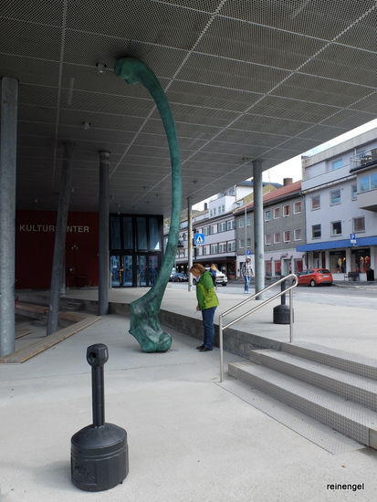 Vor dem Kulturzentrum eine Walknochenbronze in Originalgröße! Unvorstellbar riesig.