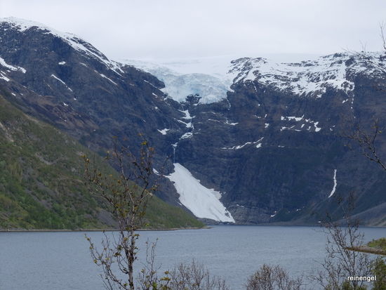 Nach Abstecher und kurzer Wanderung sehen wir am Ende des Jøkelfjords unseren ersten Gletscher Innervikselva, der früher direkt ins Fjord kalbte.