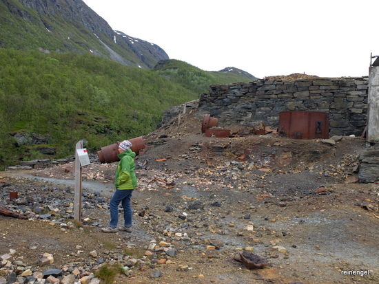 Das Ankerlia Friluftsmuseum. Bis 1920 wurde hier Erz verarbeitet, das mühsam aus den beiseitig des Tals gelegenen Bergwänden herausgebrochen wurde.