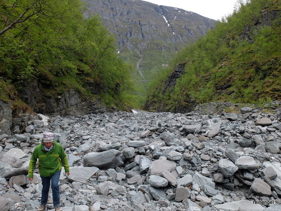 Hinterm Bergwerk gehts sehr mühsam aber sehr konzentriert durchs fast trockene Flussbett in den unheimlichen dennoch schönen und weiter oben sehr schmalen Sorbmegorsa-Canyon. Das mulmige Gefühl wächst, je weiter man steigt. Nur nicht den Fuß vertreten oder das Knie verdrehen, hoffentlich kein unverhoffter Steinschlag von oben; hier gibts kein Handyempfang und keine Menschenseele weit und breit.