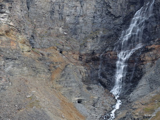 Hier oben auf der noch schneebedeckten Piste kann man überall die alten Stolleneingänge erkennen, die von Bergleuten mühsam in den Felsen gehauen wurden, um das wertvolle Erzgestein zu gewinnen.