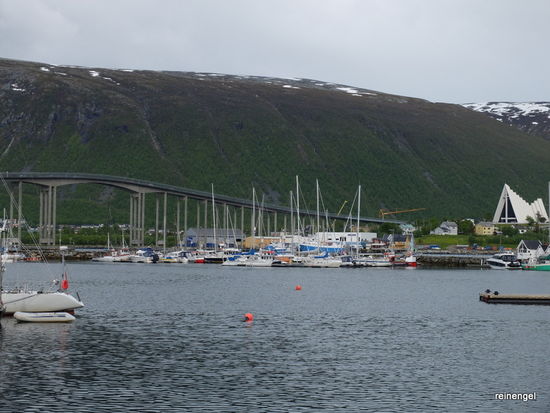 Tromsø erreicht man über diese elegant geschwungene Brücke, an deren Anfang die berühmte Eismeerkathedrale liegt.